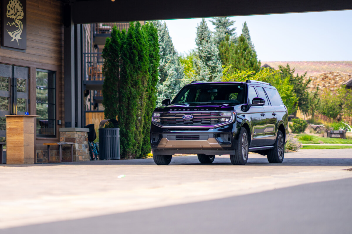 Picture of black Ford SUV at Juniper Lodge